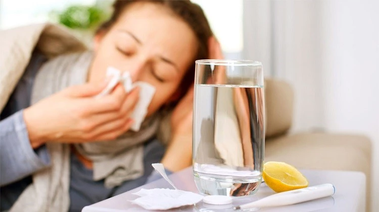Vì sao khi lên cơn sốt, nên uống nhiêu nước ấm?