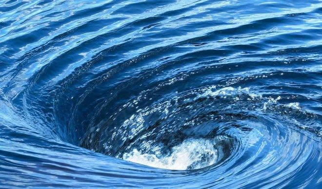 Vì sao dòng nước chảy ra khỏi các lỗ thoát nước luôn xoáy theo một chiều nhất định?