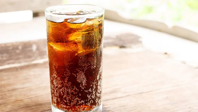 Vì sao nước có ga khi rót vào cốc lại có bọt nổi lên?