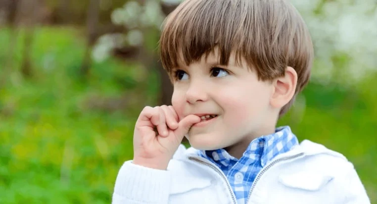 Vì sao nhiều trẻ em thích cắn móng tay?