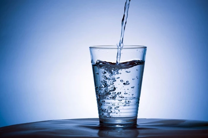Vì sao nước suối có thể nhô cao hơn miệng cốc?