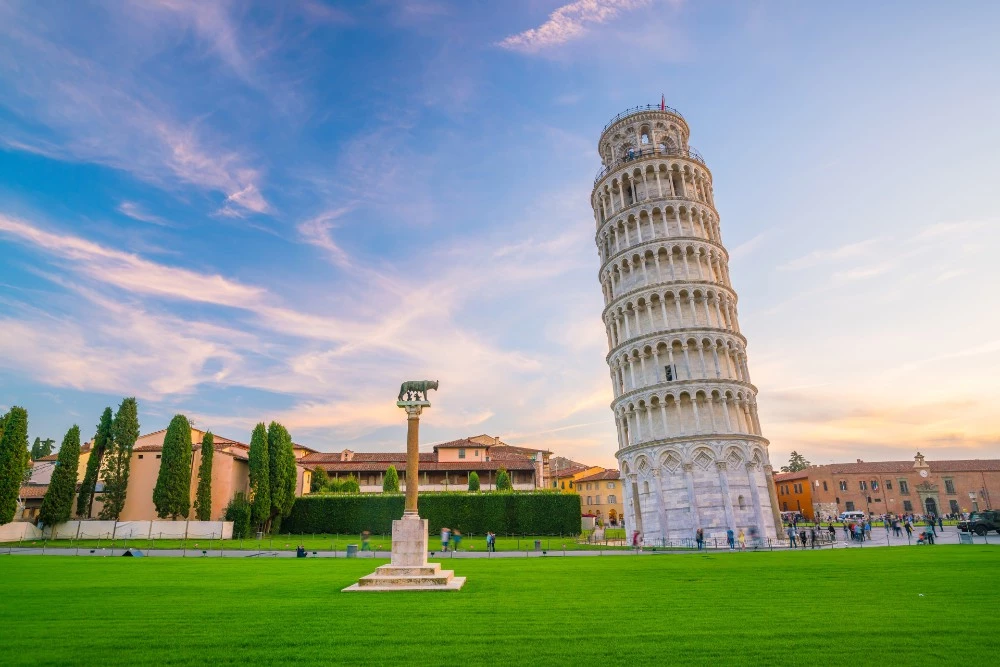 Tại sao Tháp nghiêng Pisa không đổ?