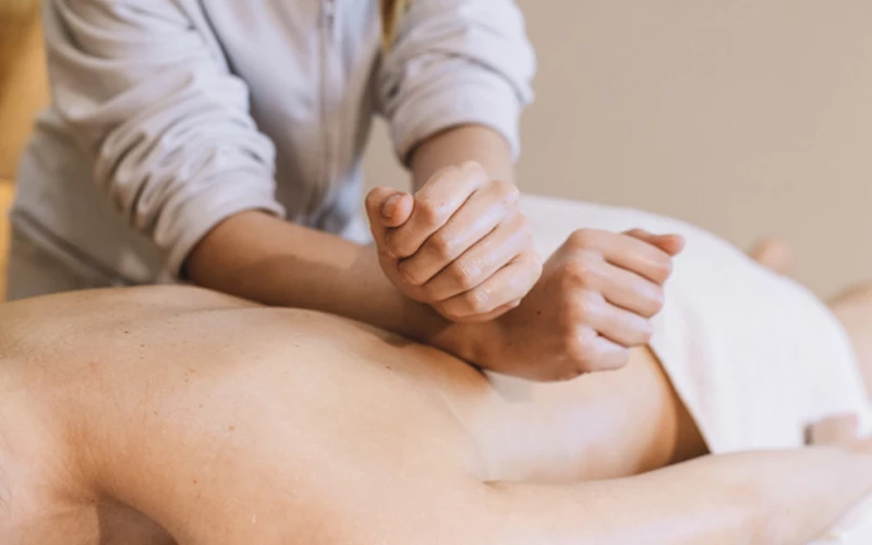 Vì sao việc đấm lưng có thể giải trừ mệt mỏi?