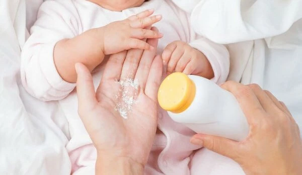 Vì sao vào mùa hè, trẻ em hay nổi rôm?