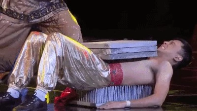 Tại sao một người nằm trên tấm phản đầy đinh nhọn và đặt tàng đá nặng lên người cho người khác đập lại không bị thương?