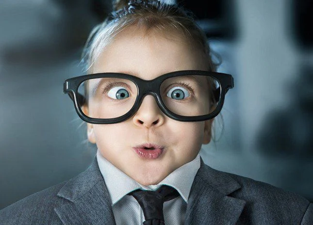 Vì sao mắt cận thị lại phải đeo kính?