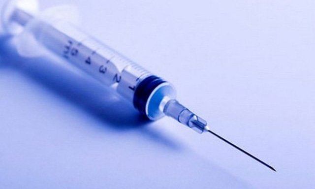 Vì sao trước lúc tiêm, phải đẩy một ít thuốc ra khỏi kim tiêm?