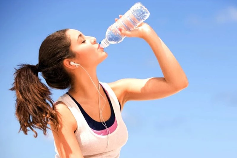 Vì sao khi khát, việc uống nước nóng có tác dụng giải khát tốt hơn nước mát?
