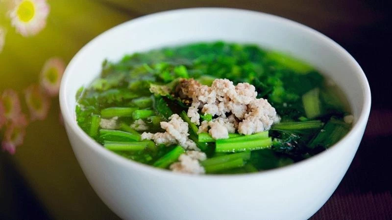 Vì sao canh thịt không cho muối thì không ngọt?