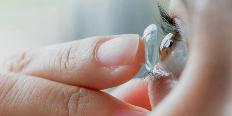 Vì sao có thể đeo kính sát tròng trong mắt?